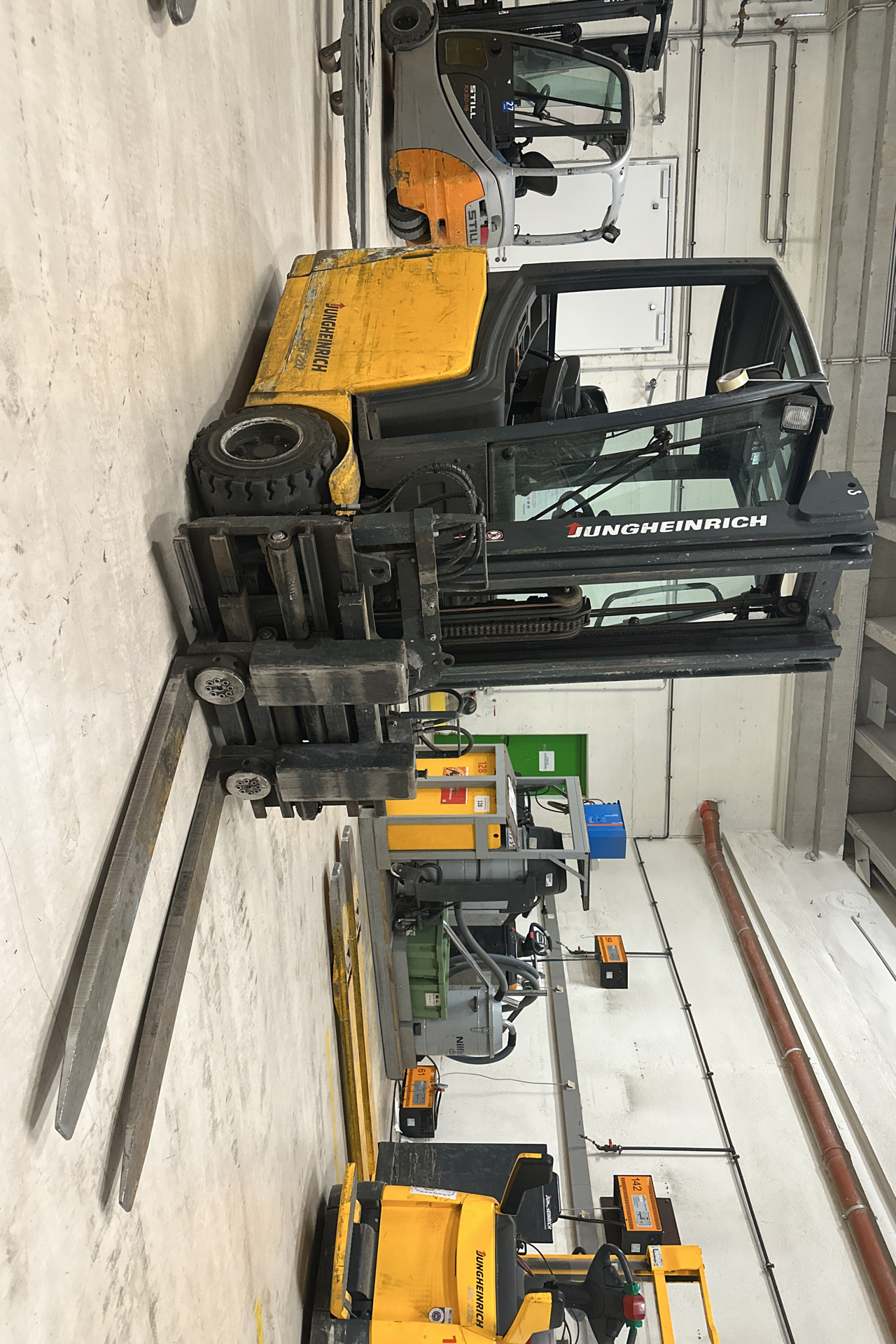 Kika/Leiner: „Lagerbereinigung: Elektrostapler, EDV-Zubehör, Büroausstattung“