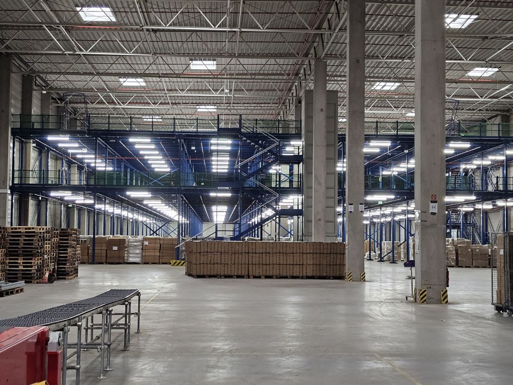 7000 m² Lagerbühne neuwertig