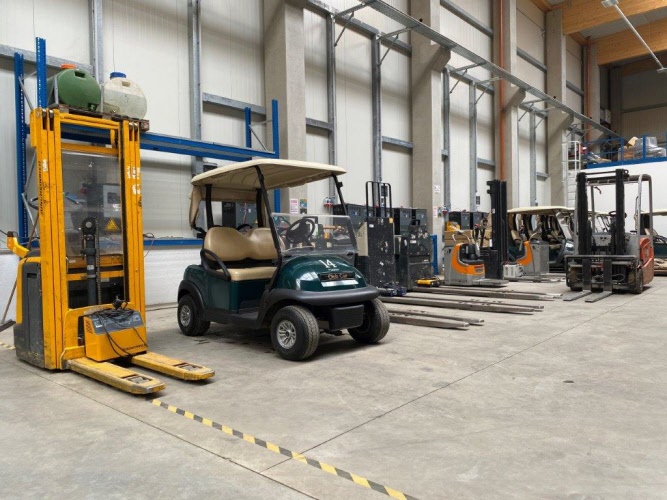 Sammelversteigerung Industrie und Gewerbe: Stahlbauträger, Hochhubwagen und Lagertechnik