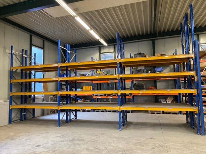 approx. 17 running metres of Jungheinrich type E pallet racking