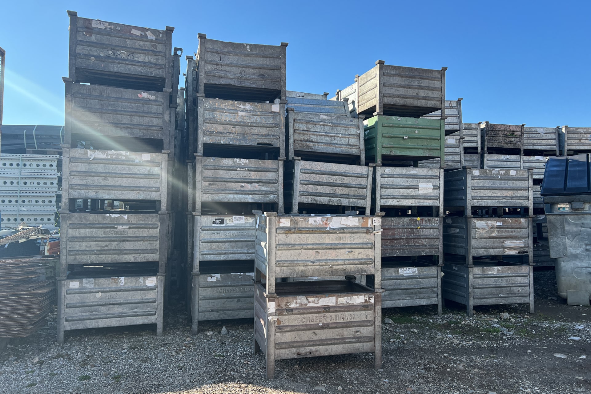 2.600 Lagerbehälter und Transportwägen