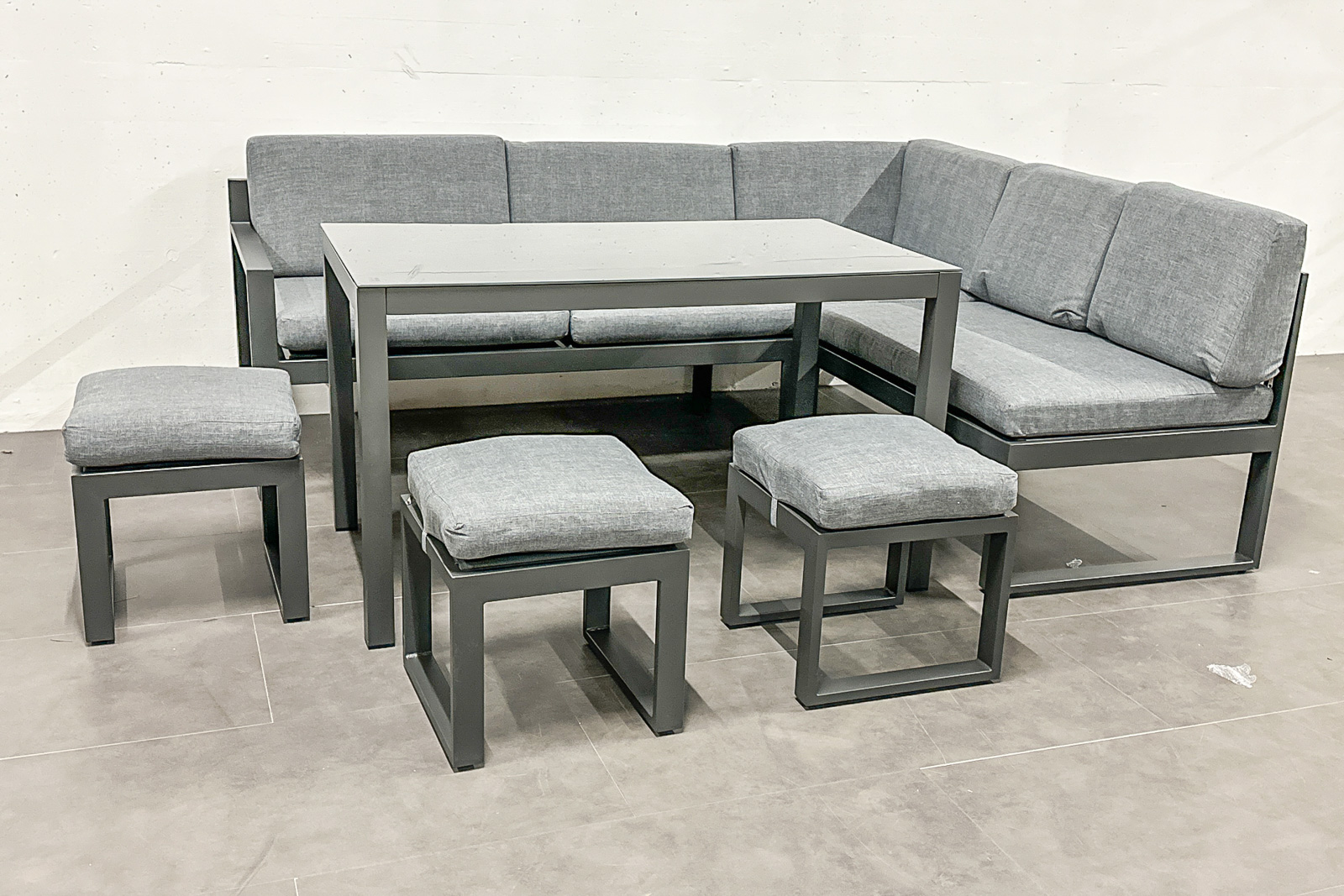 Kika/Leiner: Garten-Loungemöbel und Designervasen