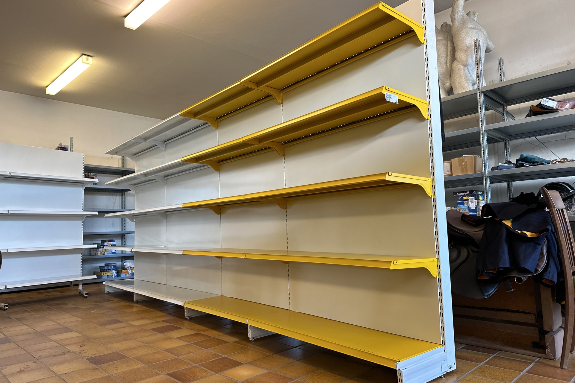 885 lfm Gondel-Shopregale, Teil 6