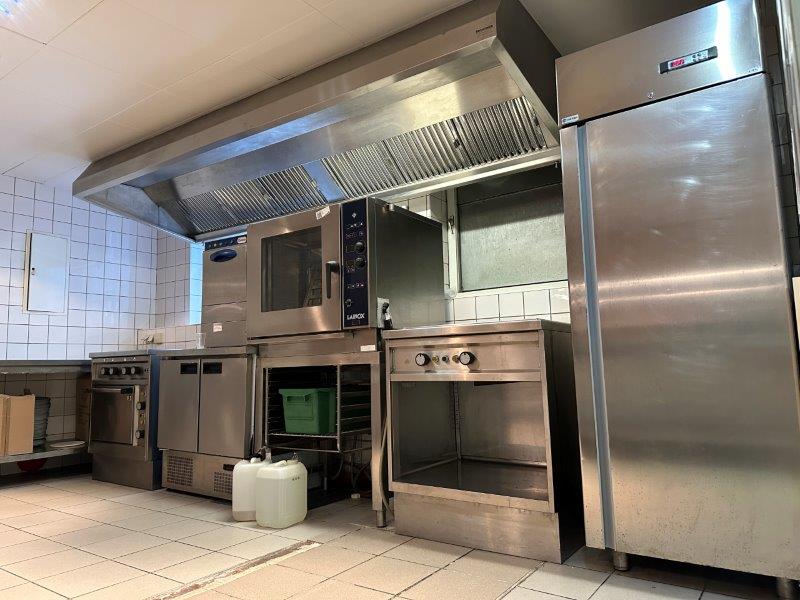 Büroauflösung eines Versandhauses letzter Teil: Gastroküche und Büroausstattung