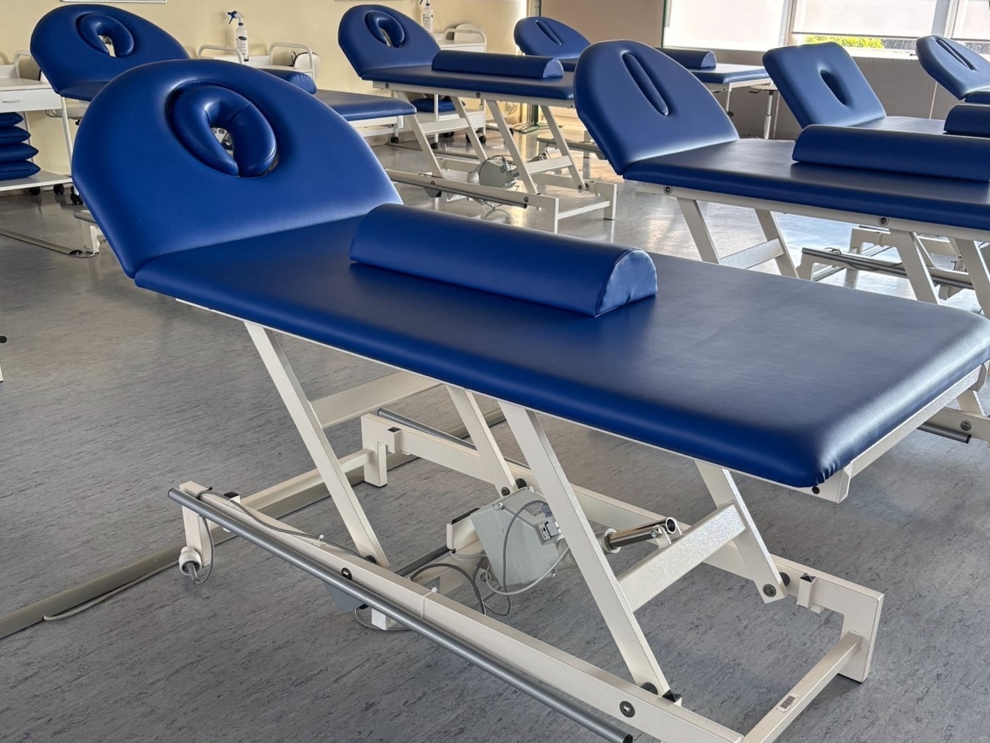 13 Therapieliegen, elektrisch höhenverstellbar