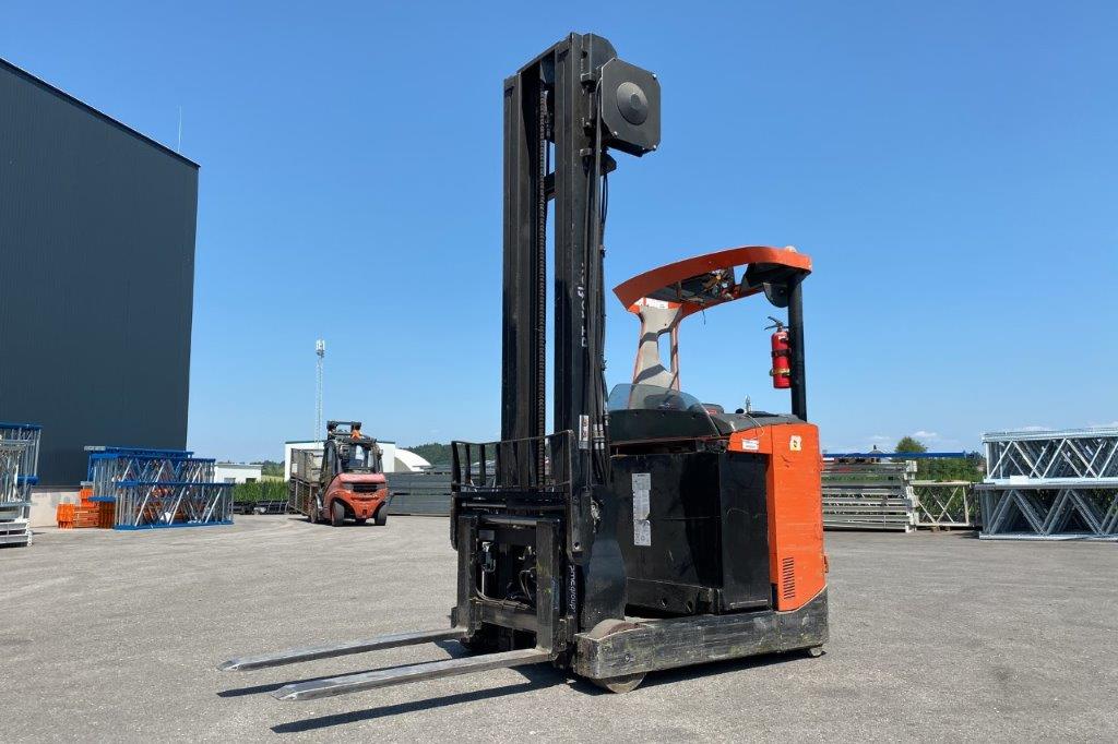 Regalanlagen, Stahlbauträger und Hochhubwagen