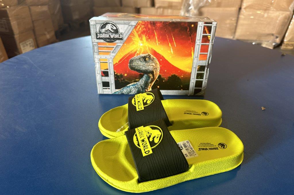 Großposten: 6.000 Paar Kinder- Herrenschuhe