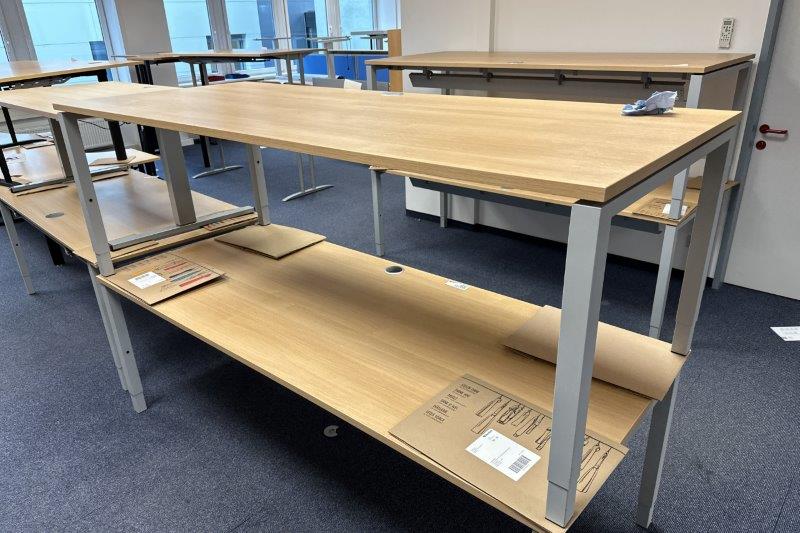 Büroausstattung: Schreibtische, Rollcontainer und Bürodrehstühle - 186 Positionen