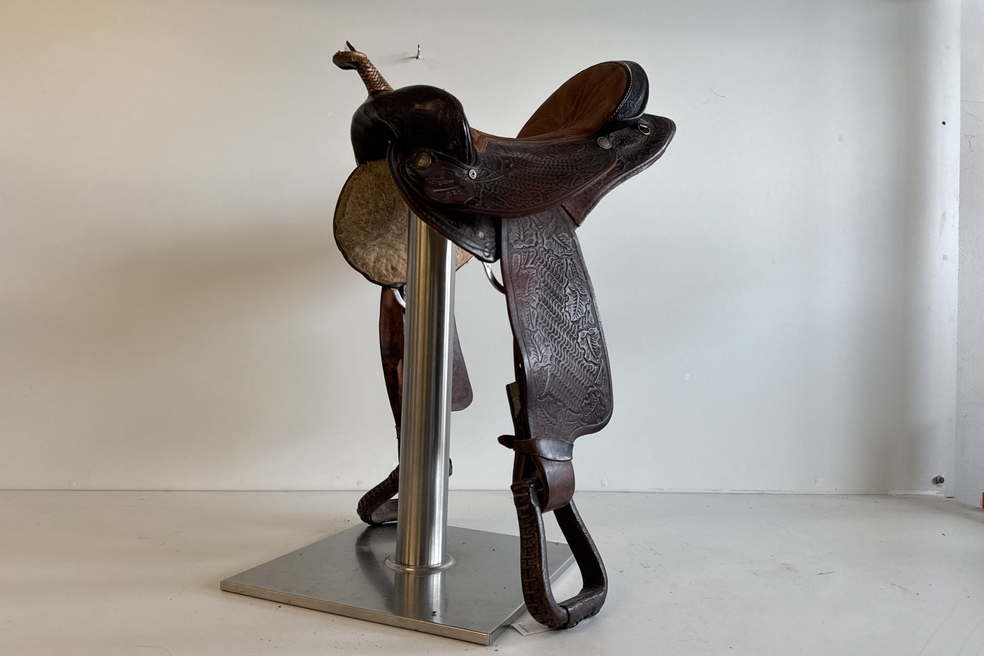 Reitsportzubehör: Bekleidung und Reitsättel