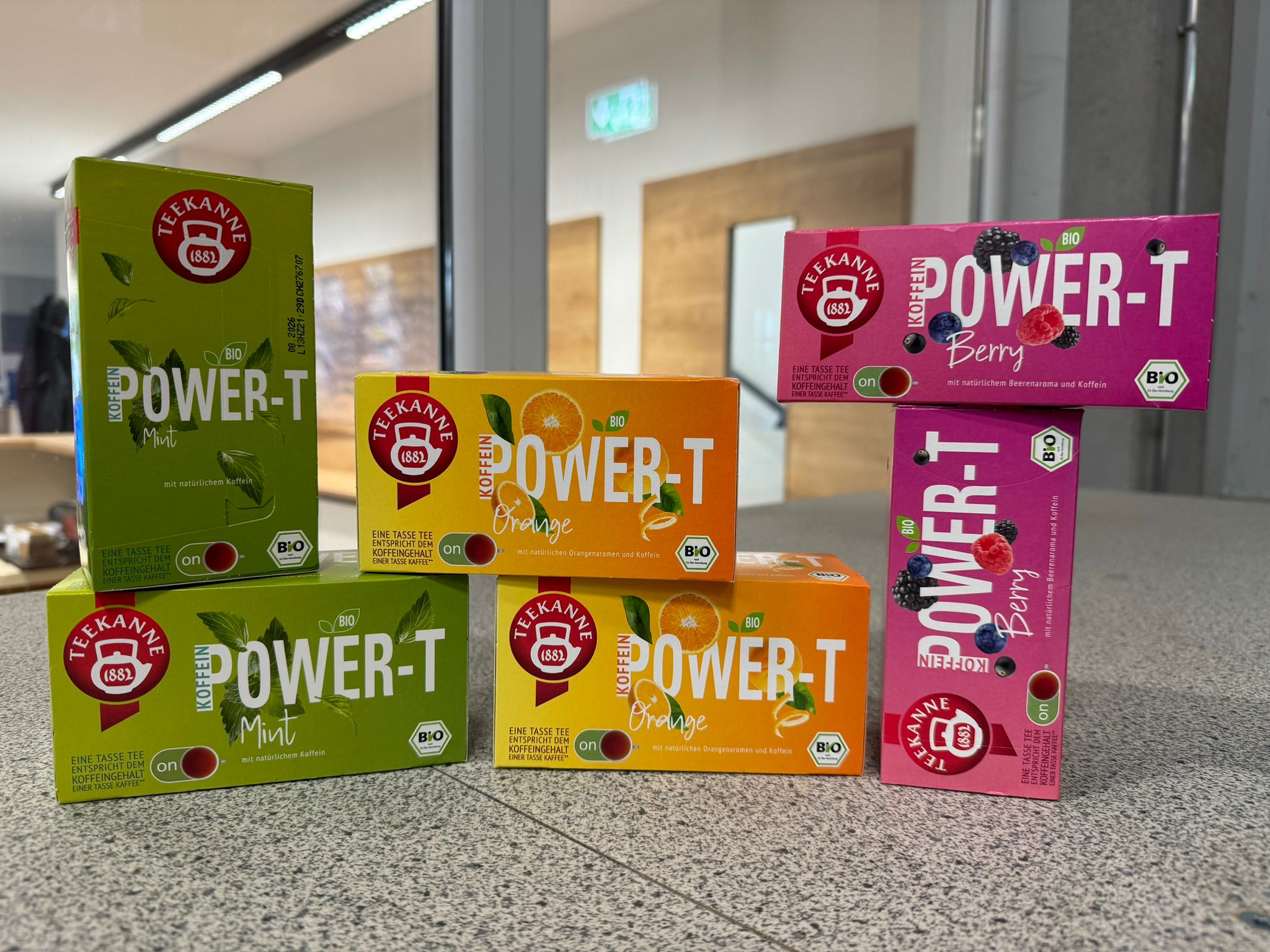 Großposten: 960 Packungen Tee und 390 Sets LED Kerzen