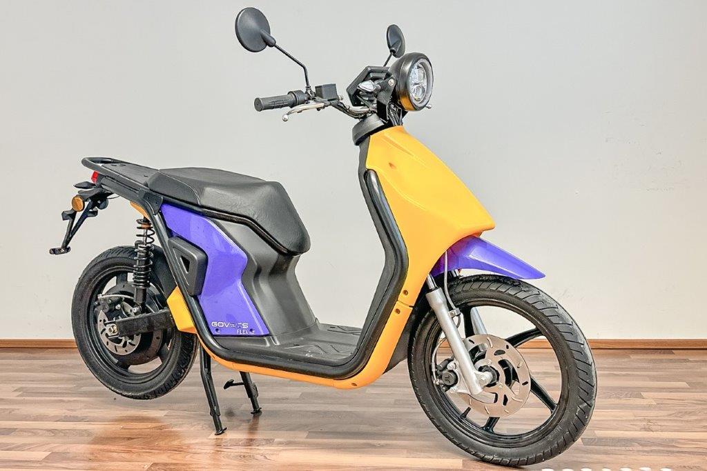 E-Mopeds und E-Bikes - 12 Posten