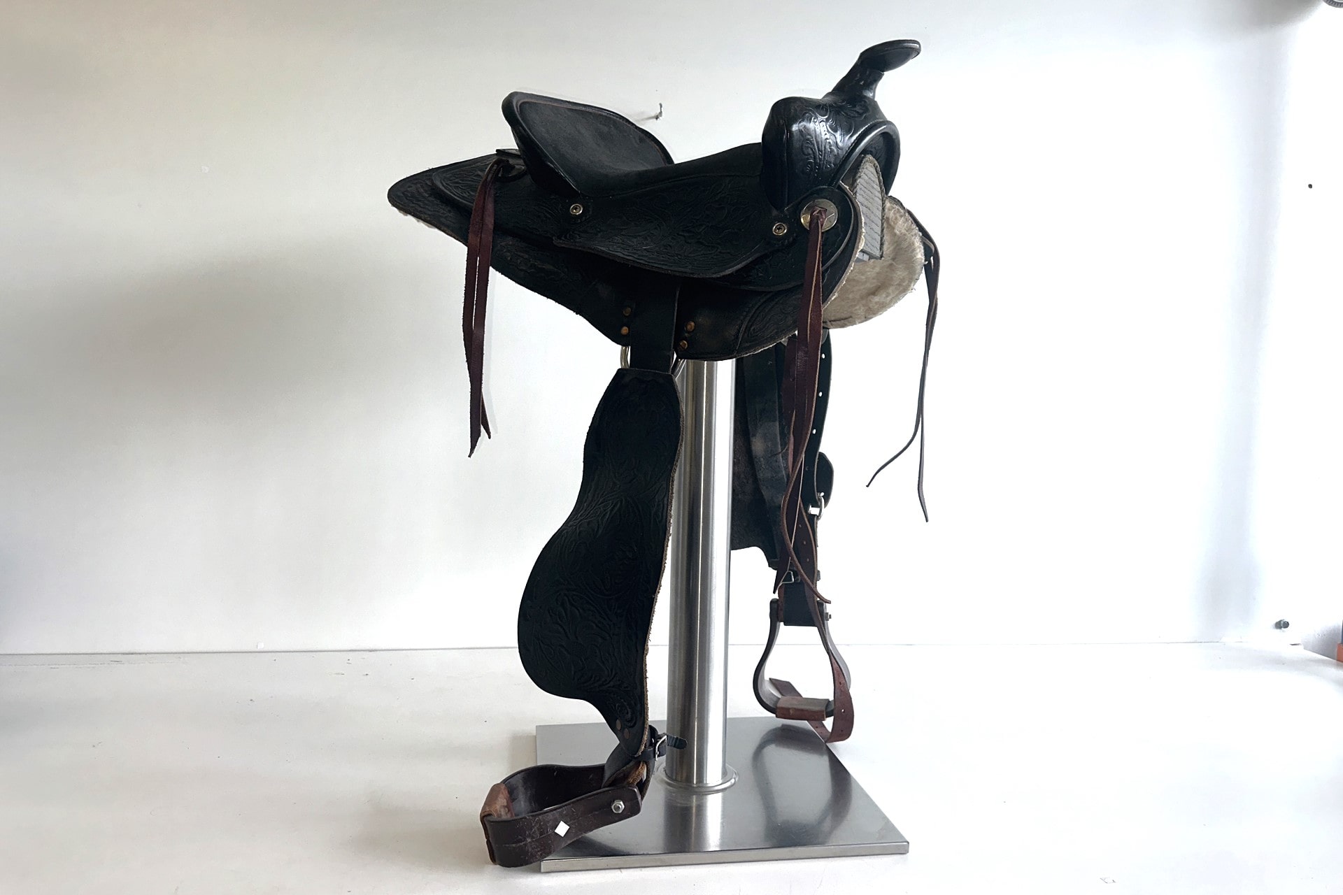 Reitsport: Bekleidung und Pferdesättel