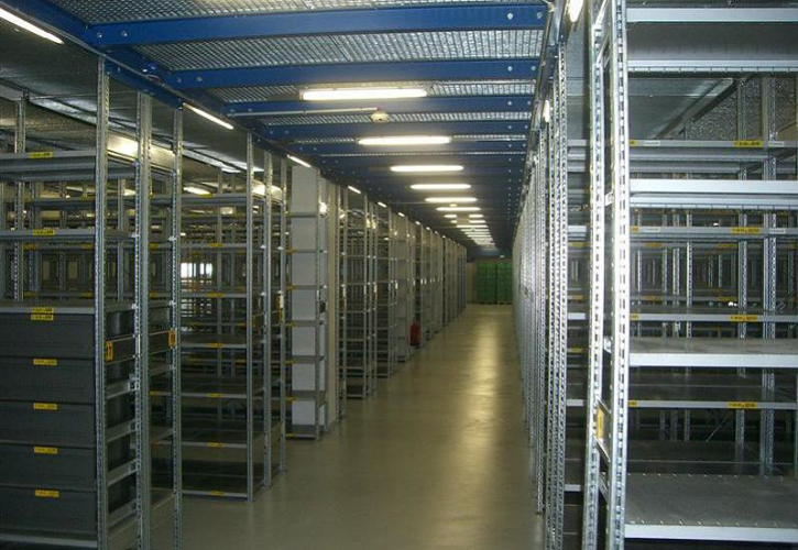 Shelf system with gratings 