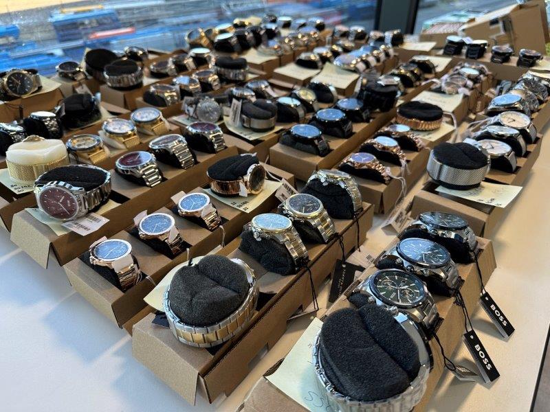 Versandauktion: NEUWARE: 78 Damen- und Herrenuhren letzter Teil