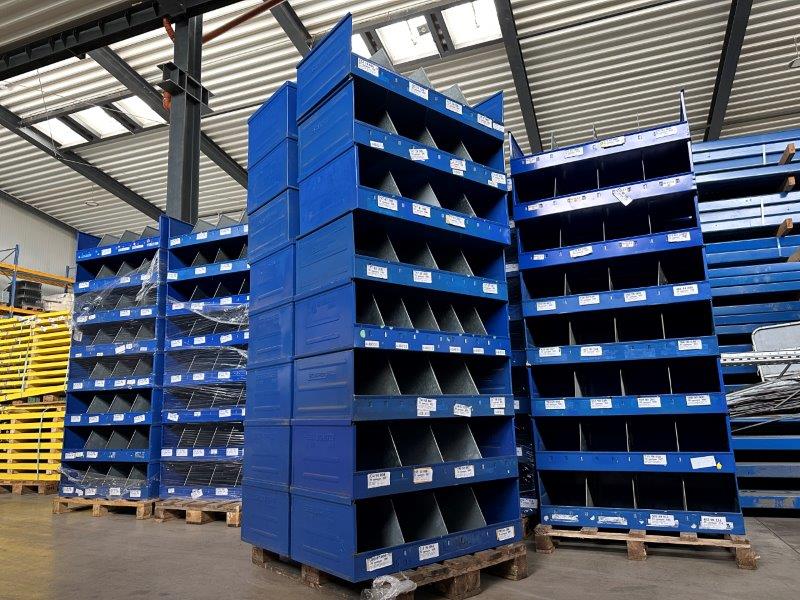 1.800 Lager-Kunststoffbehälter und Transportwagen