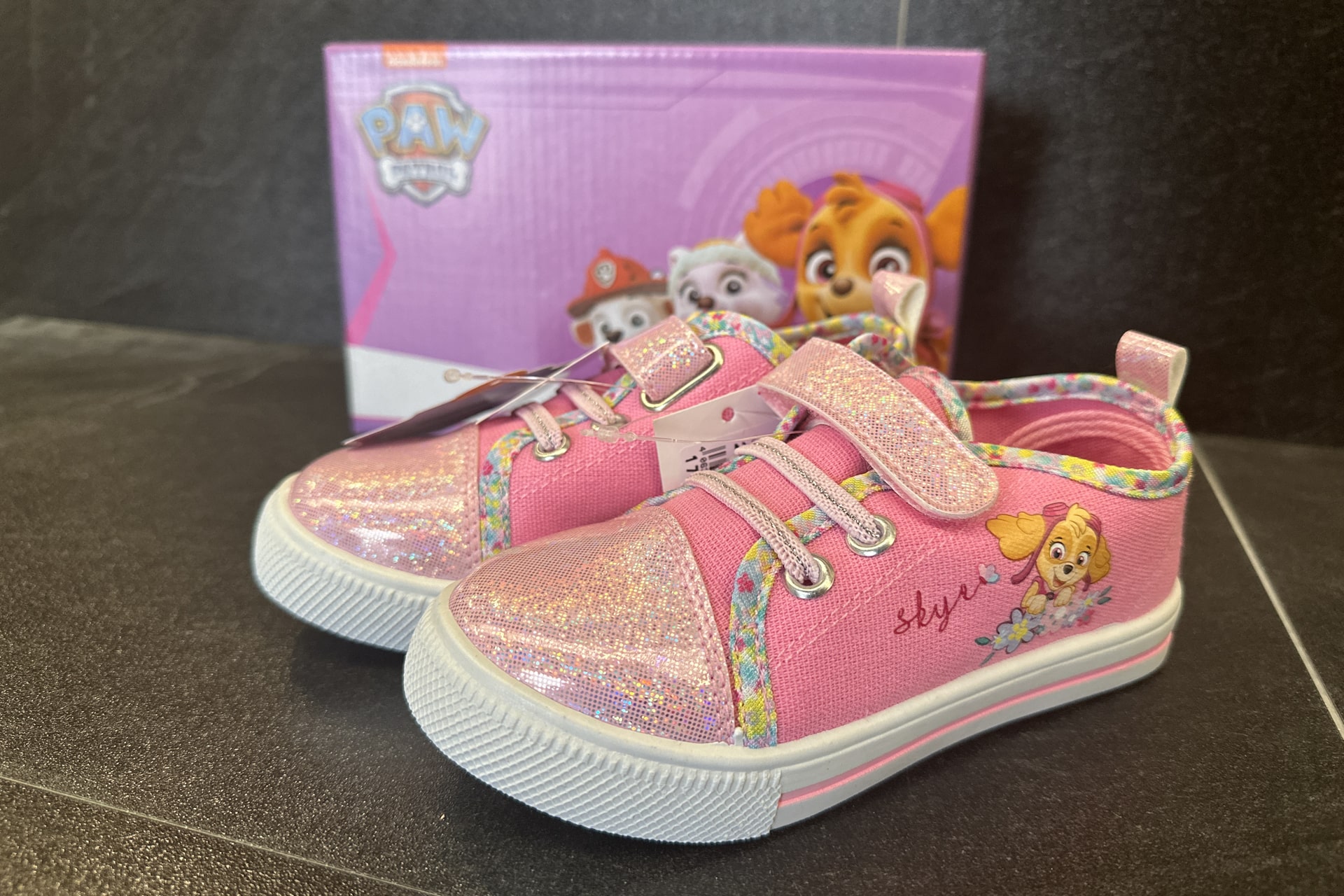 Großposten:  4208 Paar Kinder- und Herrenschuhe - letzter Teil