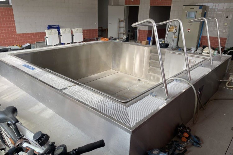 Umbau Kurheim: Edelstahlpool, Schwimmbadtechnik und Ausstattung