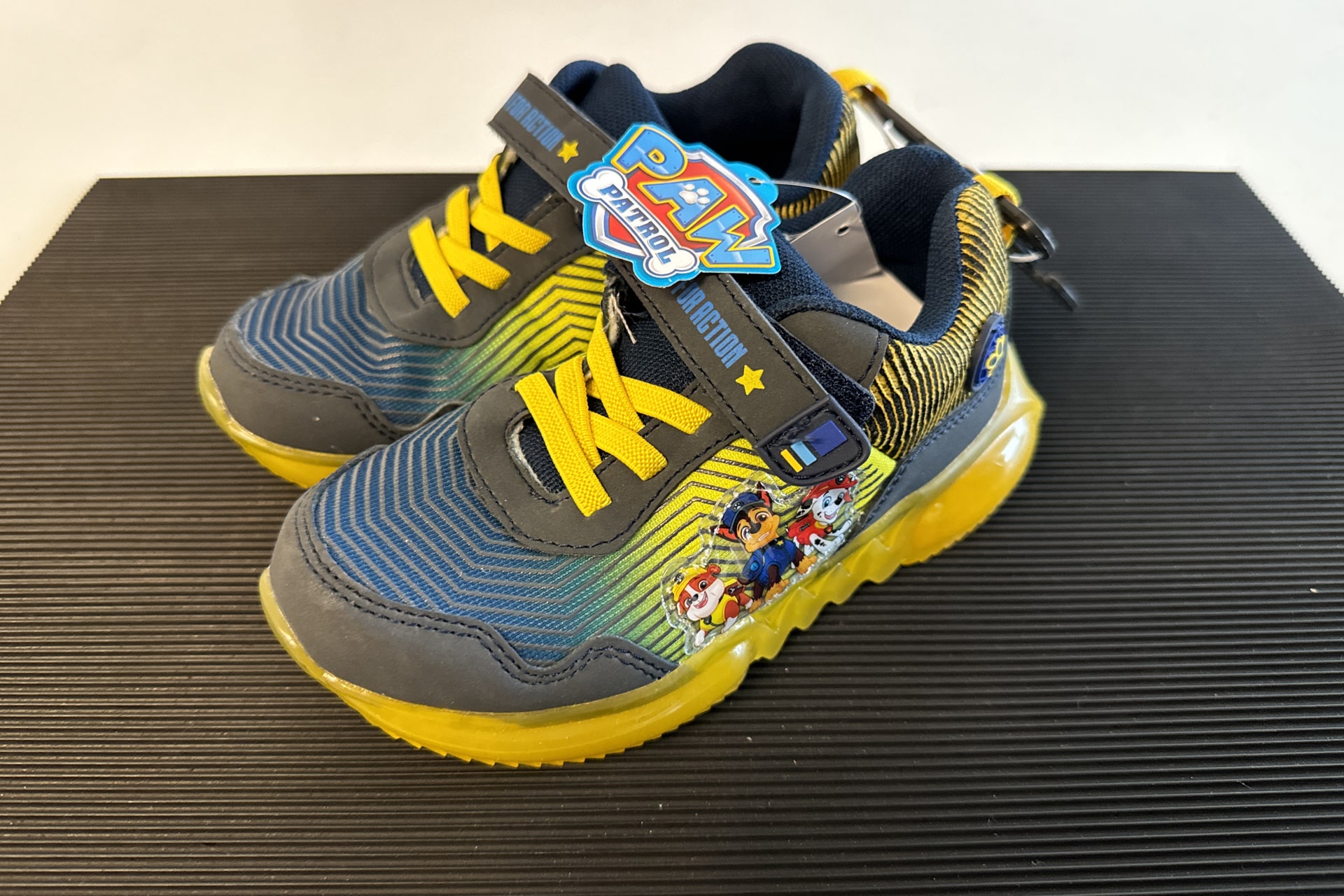 Neuware: Kinderschuhe - 300 Posten