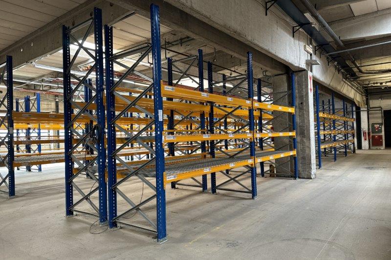 Auflösung Logistikzentrum: Stapler, Lagertechnik, Büroausstattung