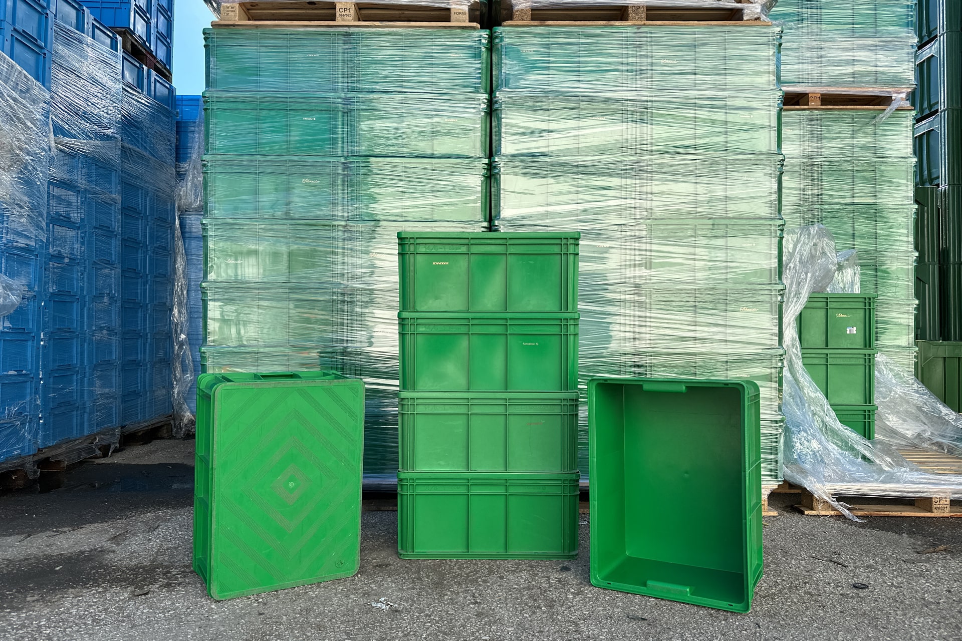 3.100 Stück Kommissionierbehälter, Stapelboxen und Transportwagen