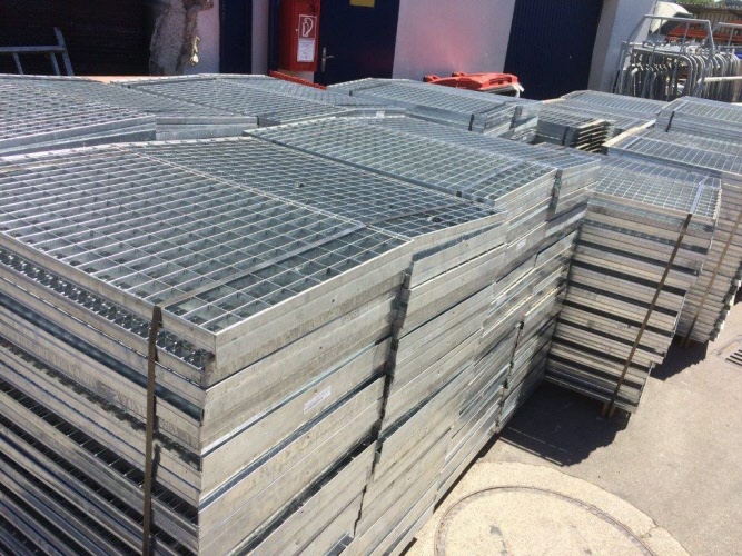 10,000 pieces of galvanised grating 105 x 60 cm