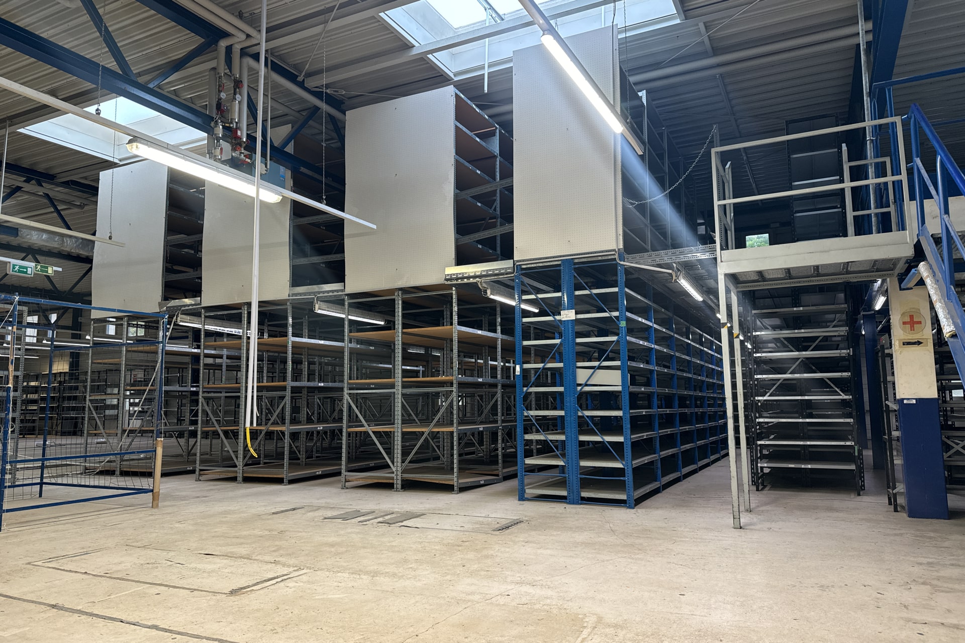 Lagerauflösung: Lagertechnik und Büromöbel