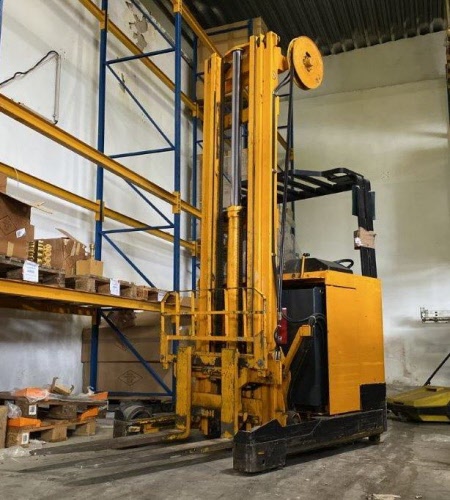 Lagerräumung: Stapler, Regale und Geschenkartikel