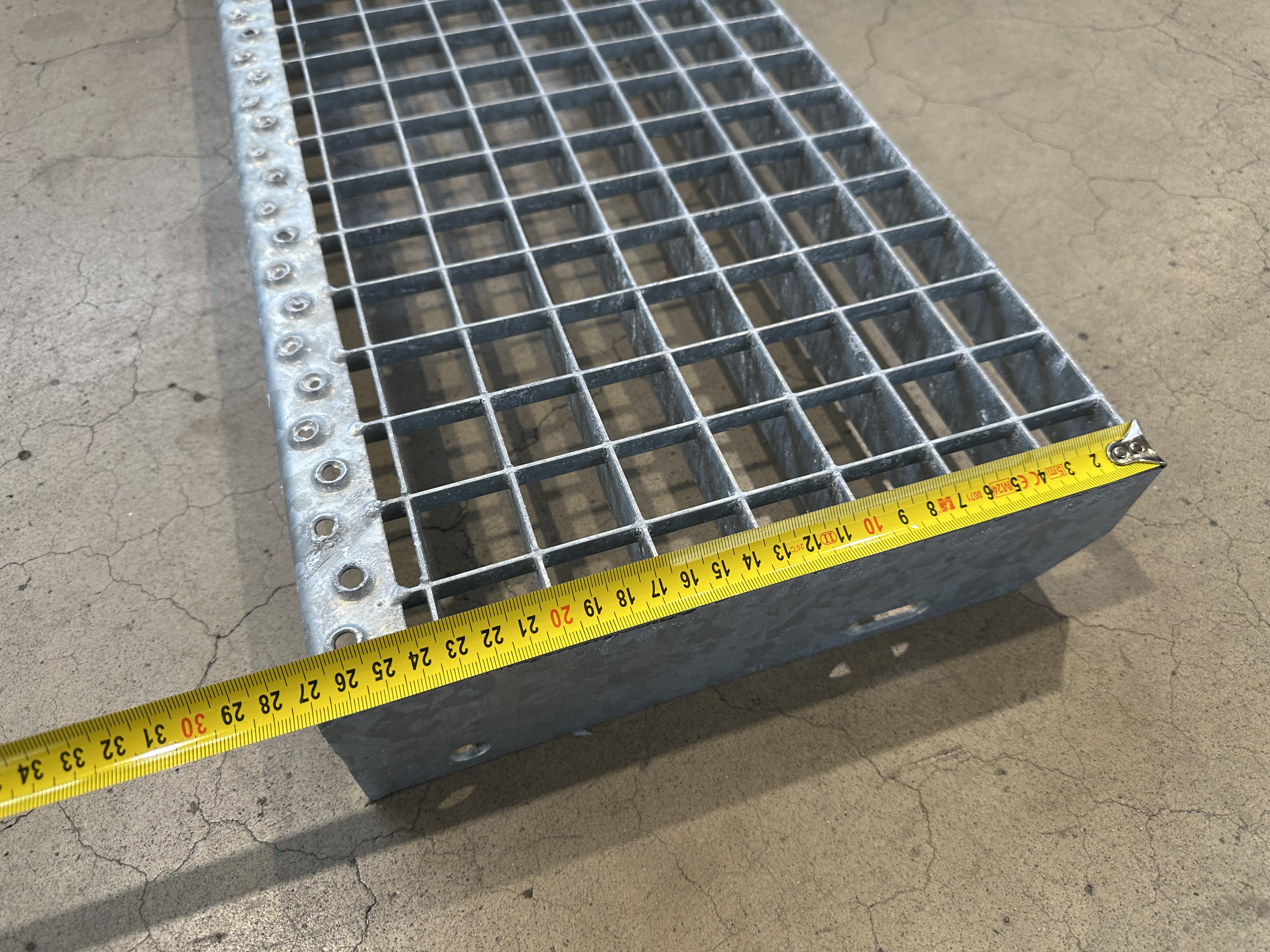 Gitterroststufe 100 x 27 cm verzinkt, neu