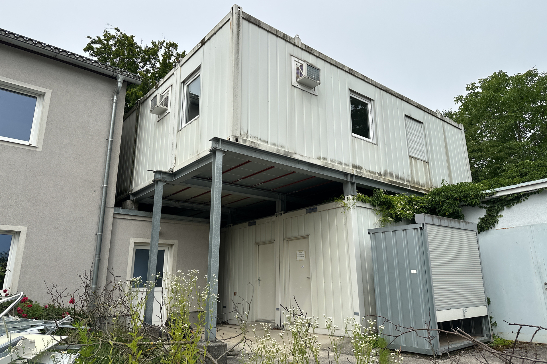 Containerverbau mit Stahlbaukonstruktion