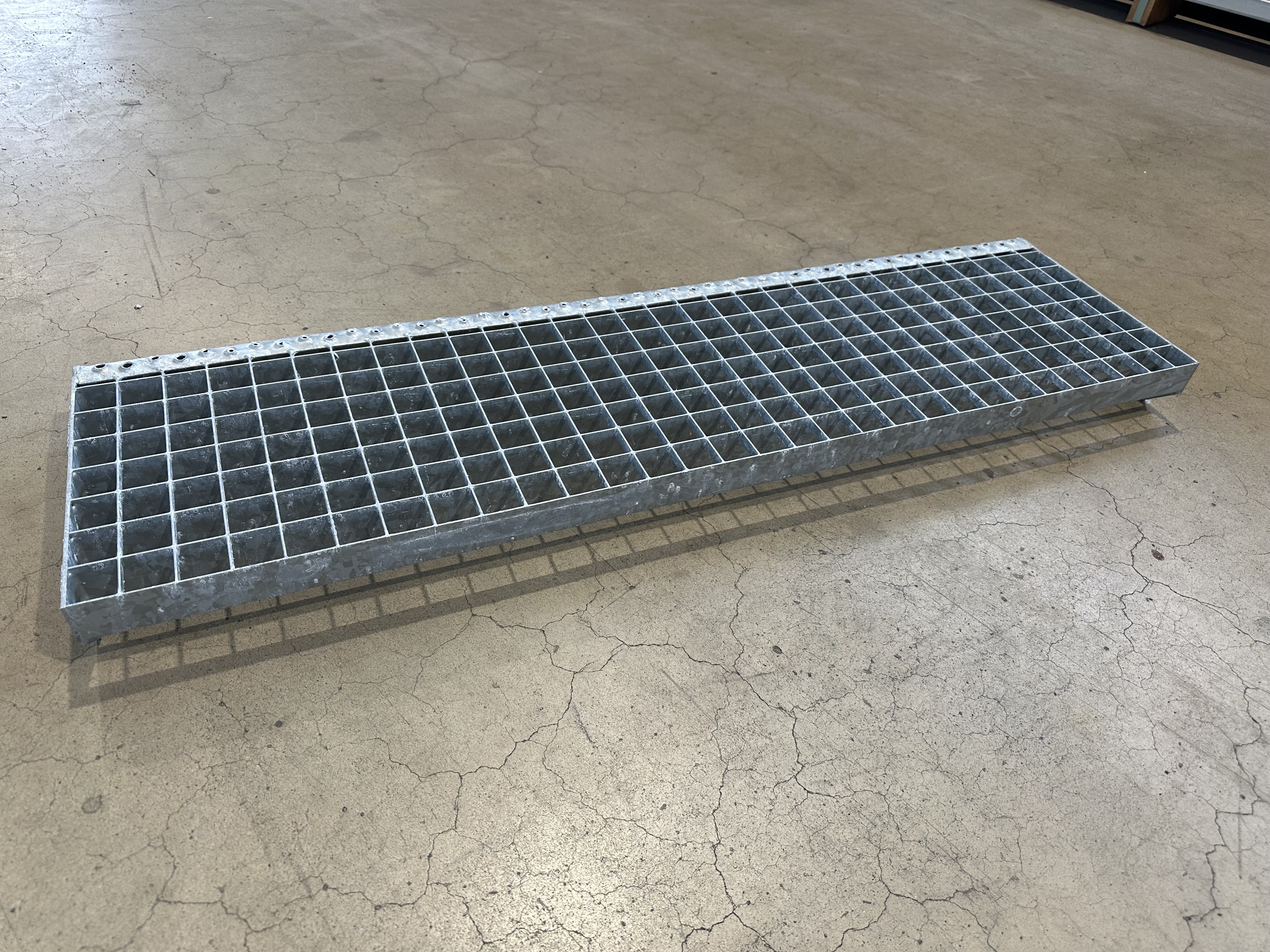 Gitterroststufe 100 x 27 cm verzinkt, neu