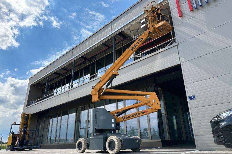 Sammelversteigerung Gewerbe: Treppentürme, Gelenkarbeitsbühne und Lagertechnik“ - 320 Posten