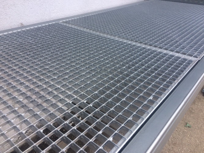 20 linear metres of Schäfer PR600 shelving incl. inlay grid