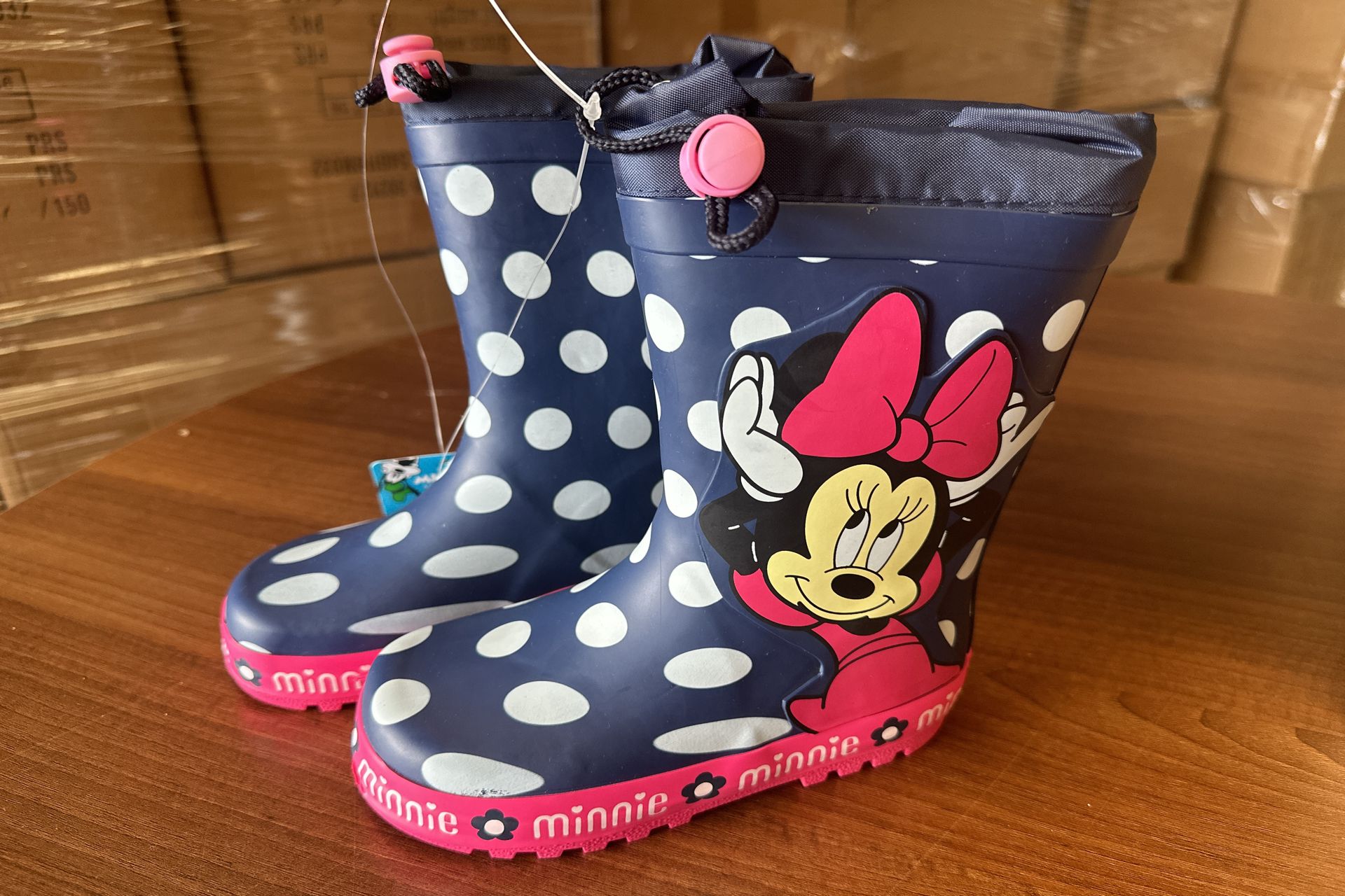 Großposten: 3.800 Paar Kinder- und Herrenschuhe