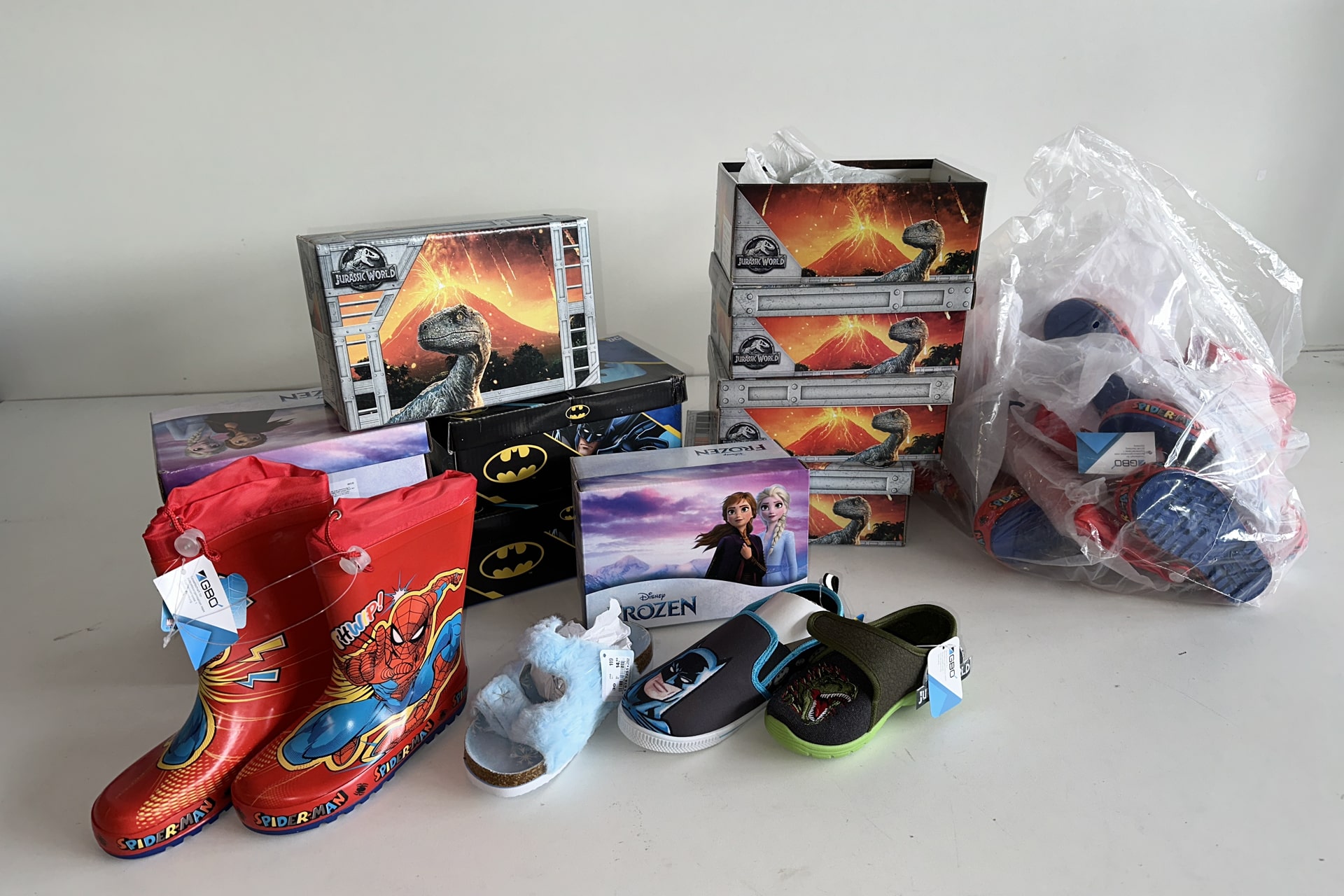 1.217 Paar Kinder- und Herrenschuhe