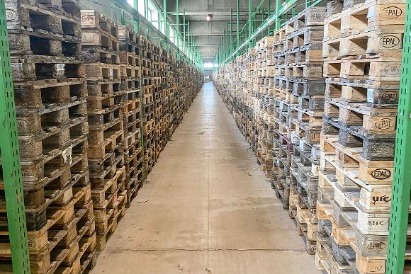 Kika/Leiner: Europaletten und Gittertransportwagen