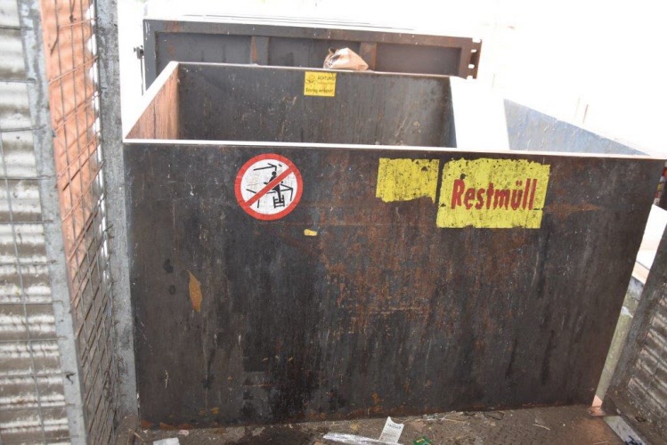 Pressing container incl. pressing unit