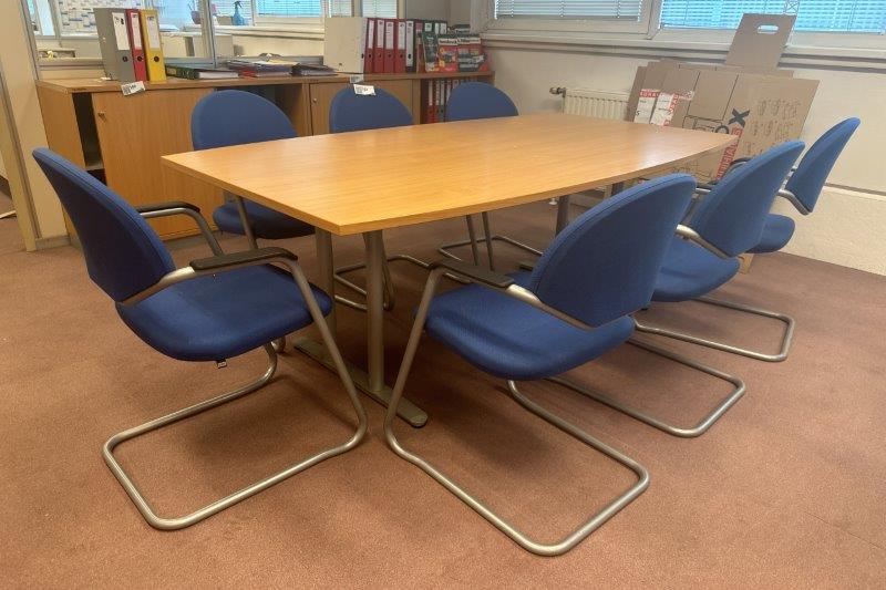 Büroausstattung: Schreibtische, Schiebetürenschränke und Zubehör