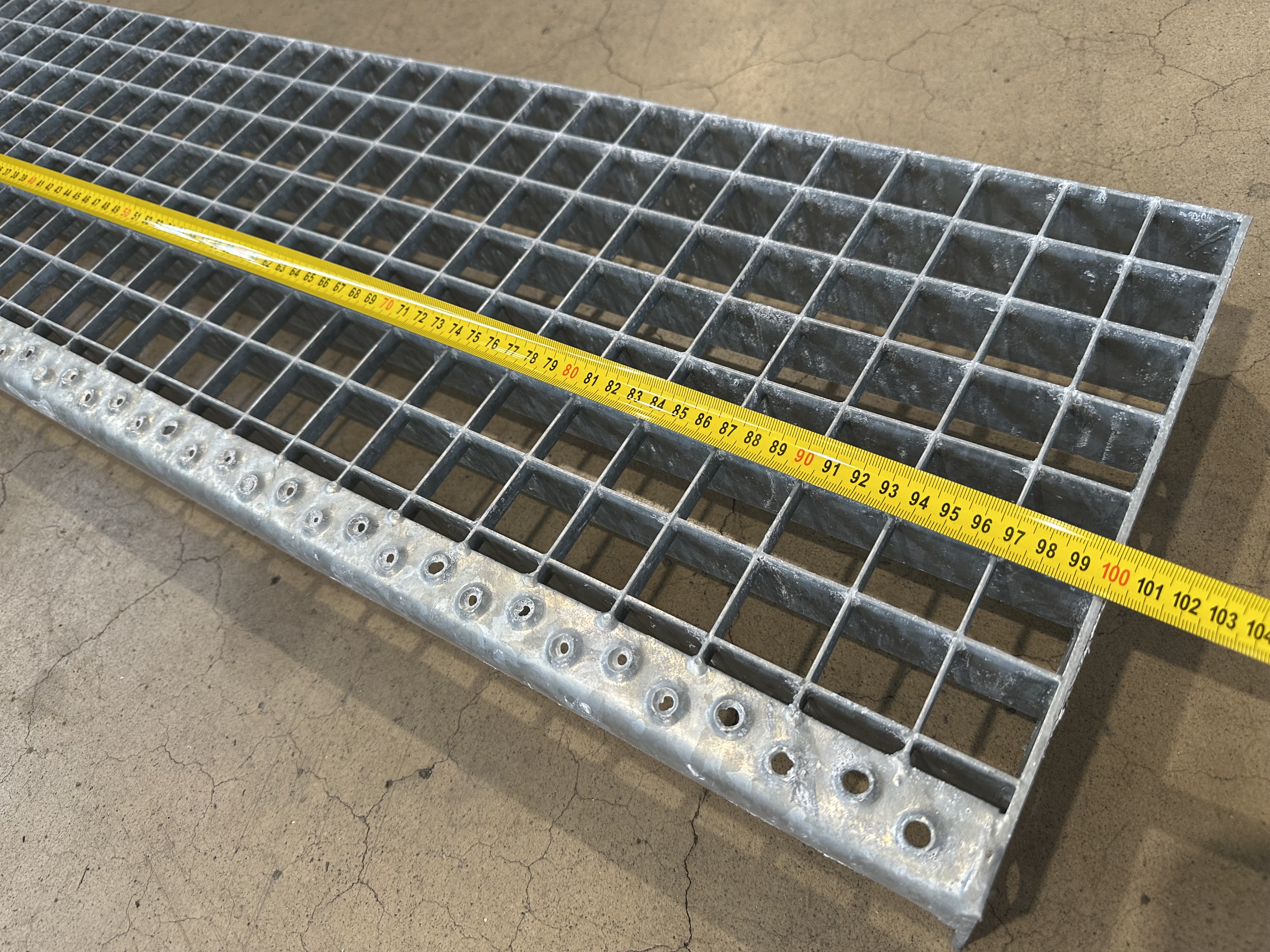 Gitterroststufe 100 x 27 cm verzinkt, neu