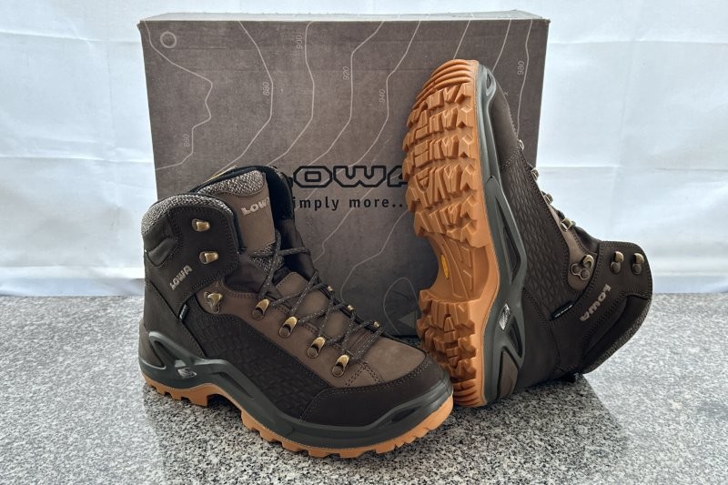 NEUWARE: Trekking-, Wander- und Freizeitschuhe Lowa