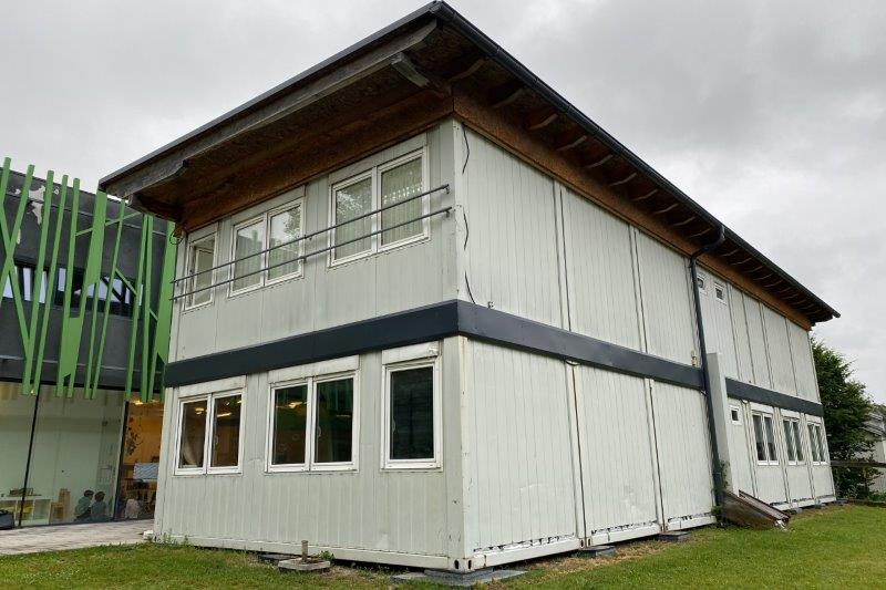 Containerdorf mit Zugangsstiege und Dachverbau