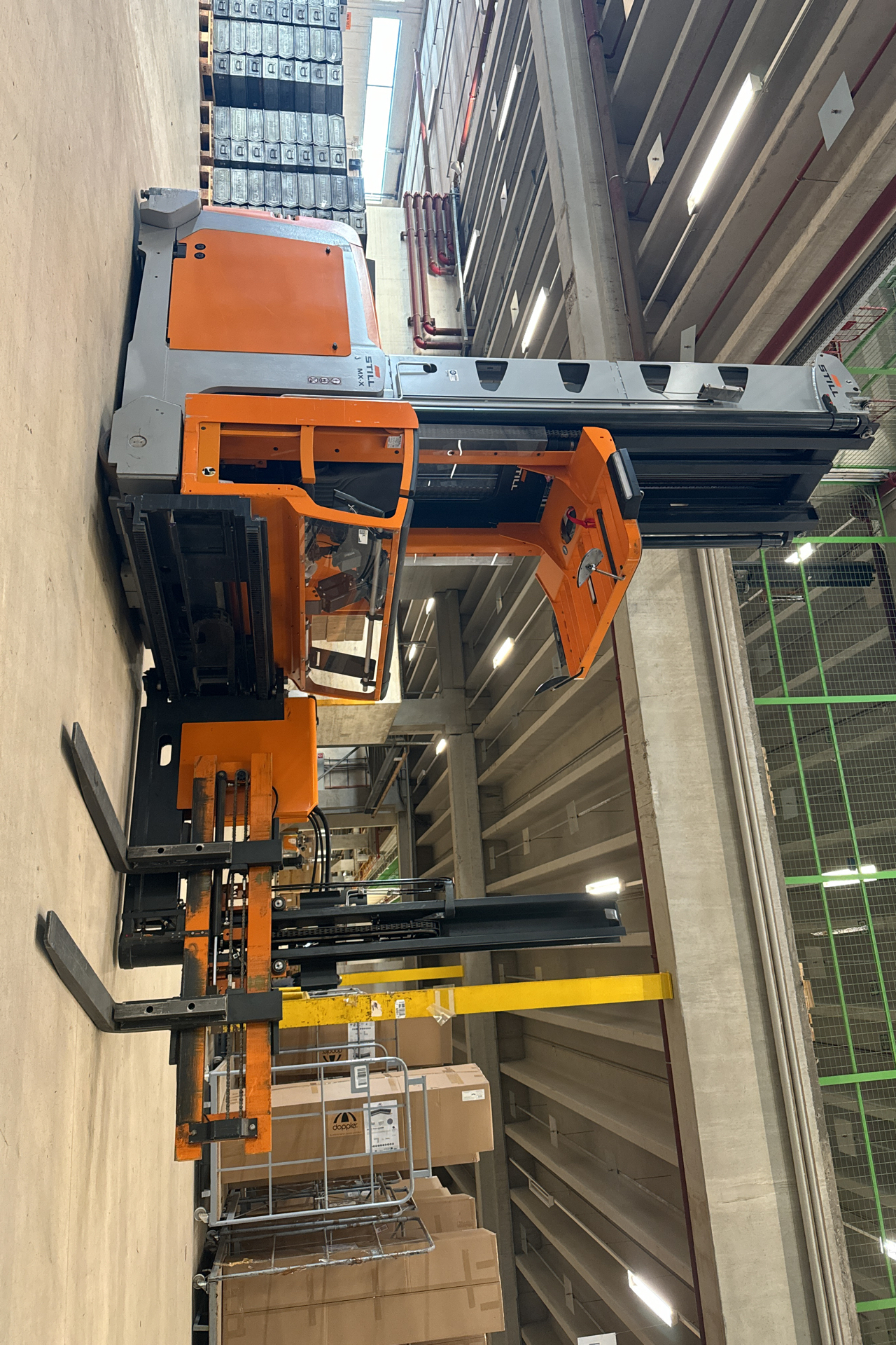 Kika/Leiner: Elektro-Stapler und Niederhubwagen