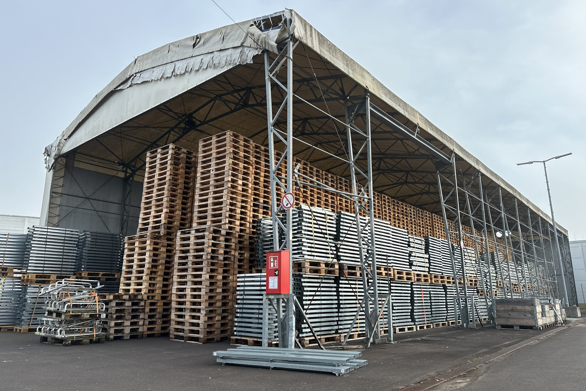 Giebel-Leichtbauhalle und Industriepaletten