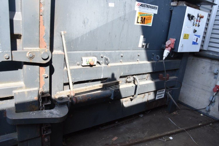 Pressing container incl. pressing unit