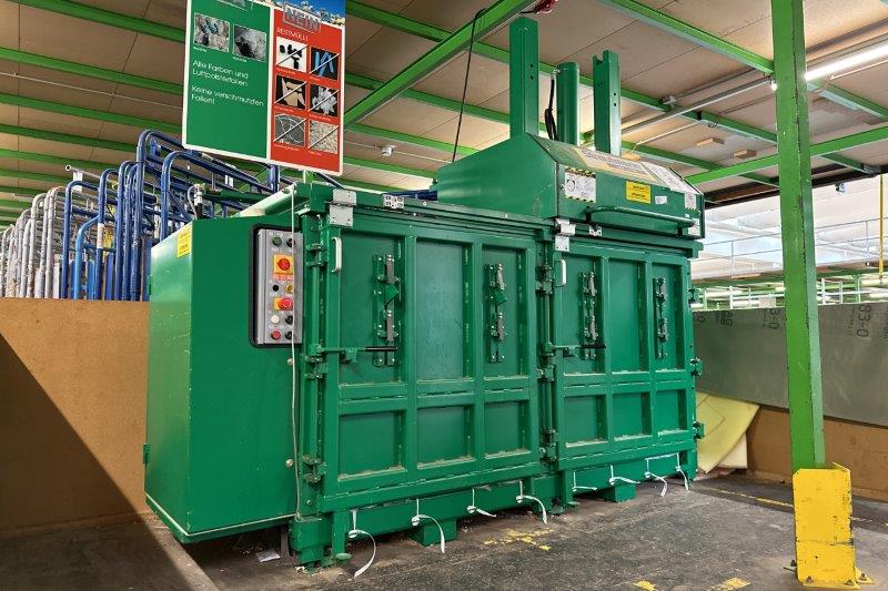 Lagerbereinigung Möbelhaus: Schubmaststapler, Kartonpresse und Lagerausstattung