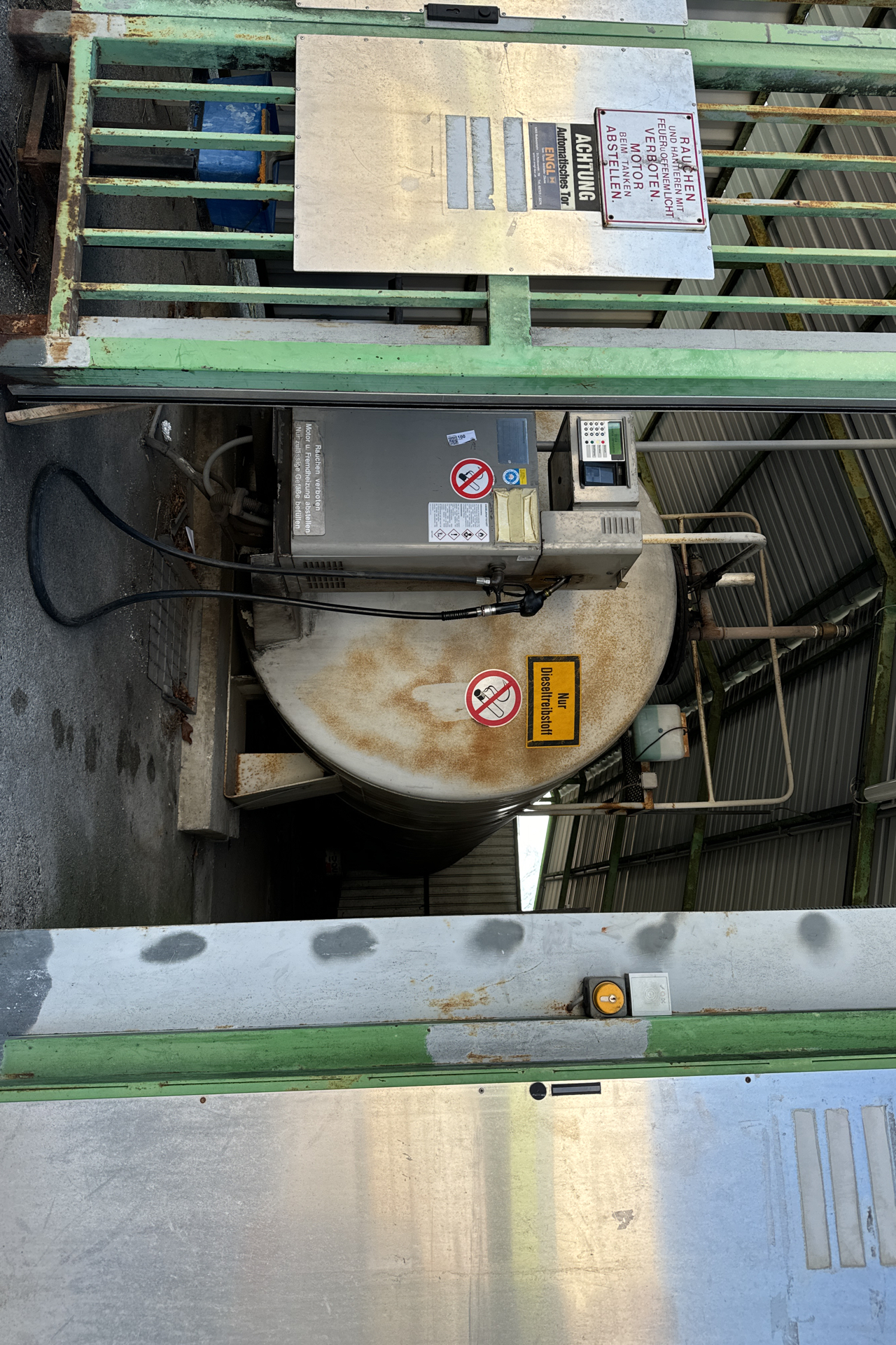 Kika/Leiner: 12.000 Liter Diesel, Werkstattausstattung, Werkzeuge