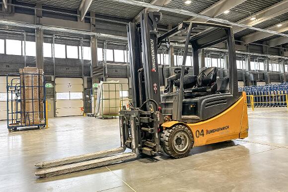 Kika/Leiner: Elektrostapler, Büroeinrichtung, Lagertechnik