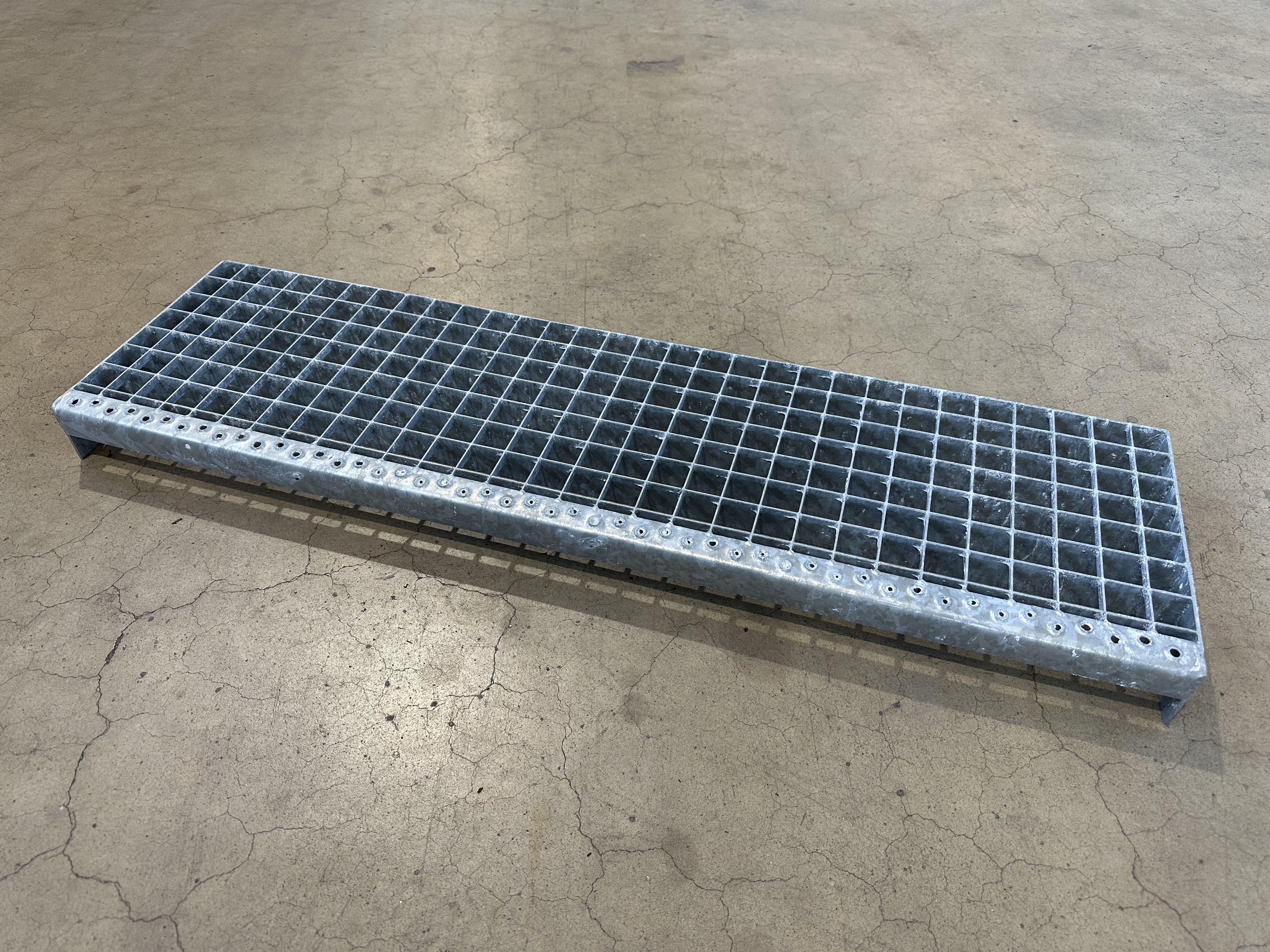 Gitterroststufe 100 x 27 cm verzinkt, neu