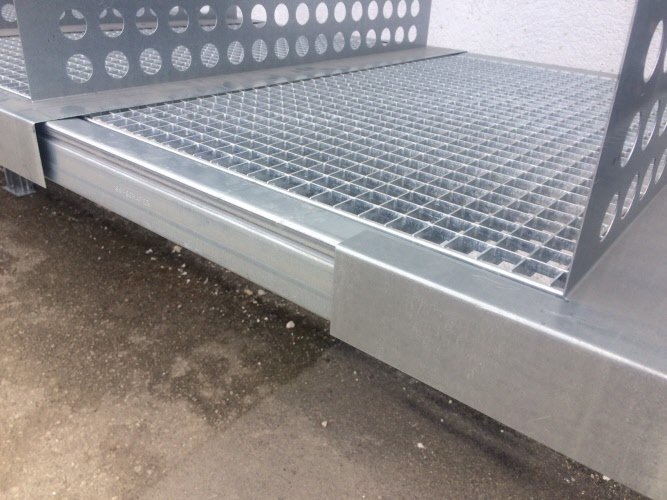 20 linear metres of Schäfer PR600 shelving incl. inlay grid