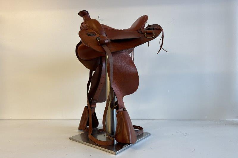 Reitsportzubehör: Bekleidung und Reitsättel