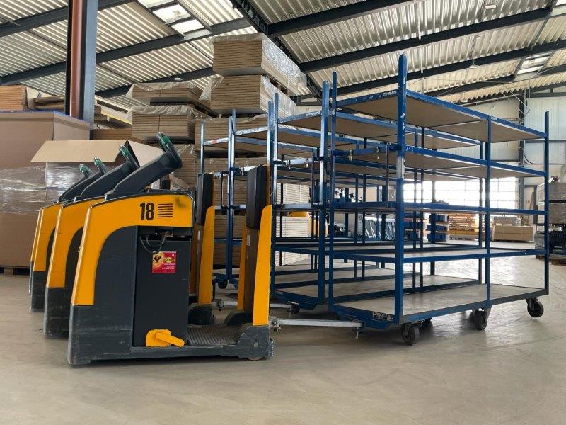 Elektro-Schlepper und Lagertechnik - 130 Posten